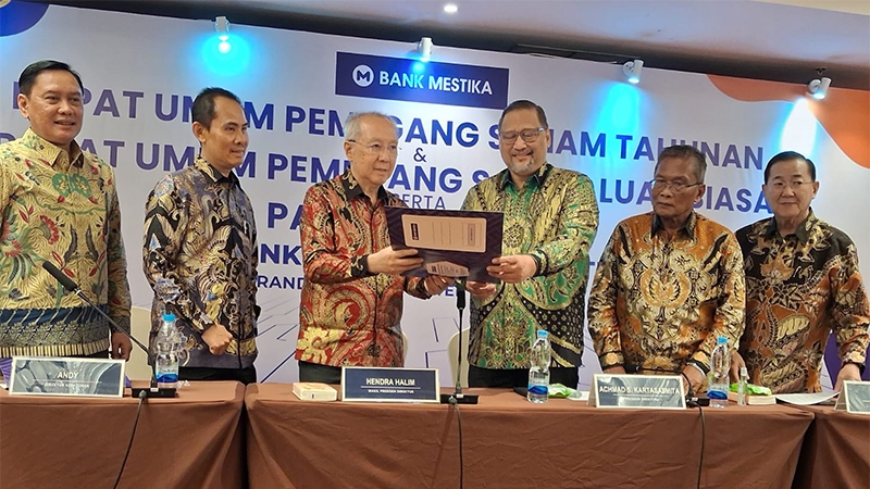 Presiden Direktur PT Mestika Achmad S Kartasasmita (kanan) serahkan naskah kepada Direktur Hendra Halim (kanan) disaksikan jajaran direksi perseroan seusai RUPST, RUPSLB dan Paparan Publik di City Hotel Medan, Selasa (9/6%2026). Turut.menyaksikan penyerahan naskah Direktur Kepatuhan Andy (kedua dari kiri), Direktur Umum Yusri Hadi (kedua dari kanan), Direktur Operasional Harun Ansari (paling kanan) dan Sekretaris Perusahaan Suharto Kurniawan (paling kiri).