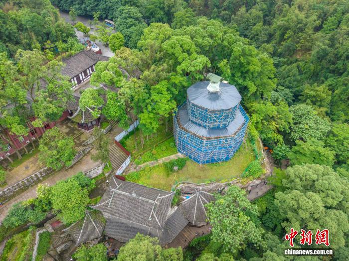 图为航拍视角下的万岁楼。冯粒 摄