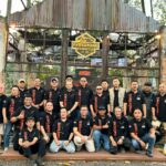 Pengurus dan anggota Overlanding Indonesia Jawa Barat berfoto bersama dalam kegiatan Kopi Darat Bersama (Kopdar) perdana di Bandung, Sabtu (6/6). Selain memperkuat silaturahmi antar-komunitas, komitmen Overlanding Indonesia dalam mendorong kepedulian sosial, pelestarian lingkungan, serta penggalangan donasi pendidikan yang hingga kini telah mencapai Rp32 juta dan terus bertambah.(Diwan Sapta Nurmawan/Radar Bandung)