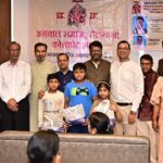 अग्रवाल समाज कोत्तापेट शाखा की वार्षिक आम सभा में उपस्थित पदाधिकारी व सदस्य।