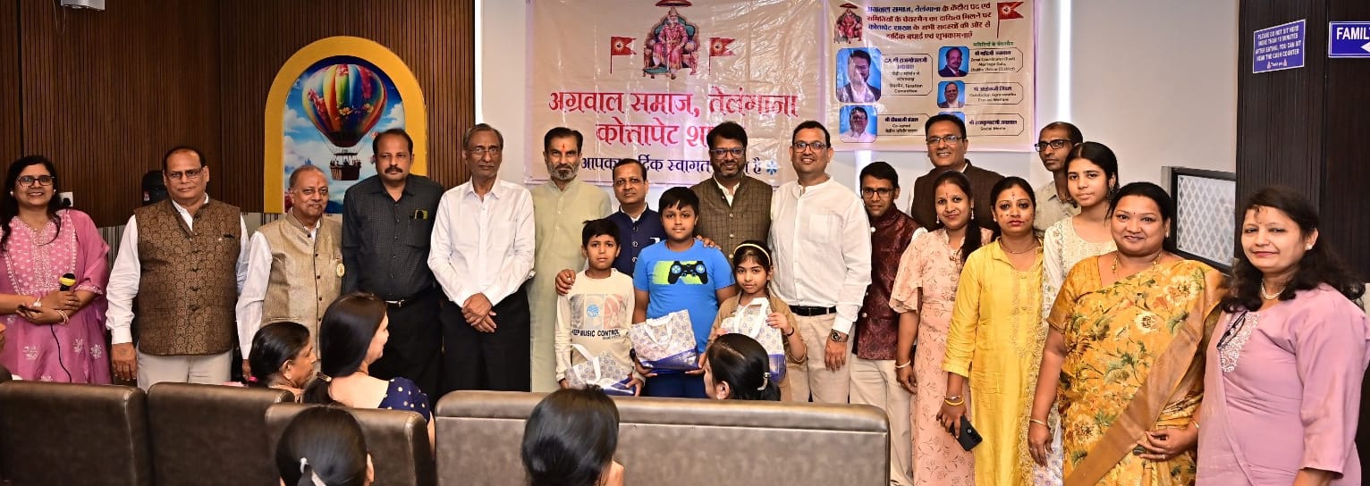अग्रवाल समाज कोत्तापेट शाखा की वार्षिक आम सभा में उपस्थित पदाधिकारी व सदस्य।