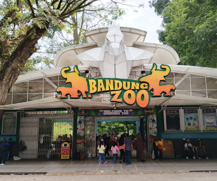 Ilustrasi. Pengunjung saat memasuki gerbang utama Kebun Binatang Bandung (Bandung Zoo), Pemkot Bandung kini tengah melakukan proses tender pengelolaan kawasan wisata edukasi dan konservasi, skema kerja sama baru, pemenang tender nantinya wajib menanggung 100 persen investasi pengembangan serta memberikan kontribusi tahunan sebesar Rp4,6 miliar ke kas daerah guna mendongkrak kualitas layanan dan fasilitas satwa. (Diwan Sapta Nurmawan/Radar Bandung)
