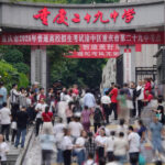 考生陆续进入考点。 第1眼TV-华龙网记者 刘润 摄