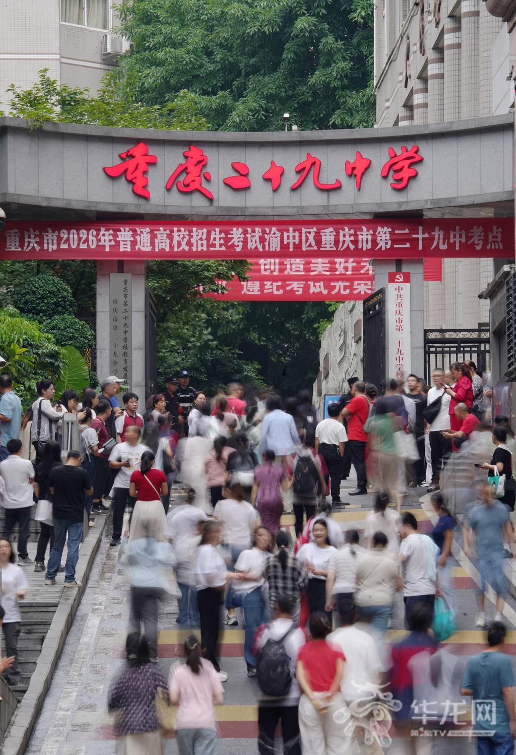 考生陆续进入考点。 第1眼TV-华龙网记者 刘润 摄
