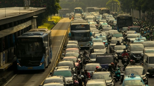 Ilustrasi kendaraan di Jakarta. Pemprov DKI Jakarta menghapus sanksi denda PKB dan BBNKB mulai 1 Juni hingga 31 Agustus 2026 mendatang.