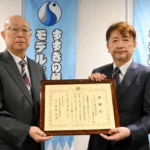 感謝状を受け取った「すすきの暴力団排除モデルビル協議会」の吉中法雅会長（右）