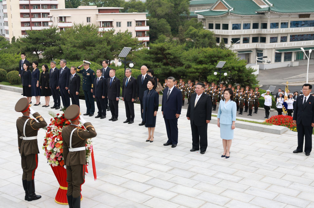 当地时间6月9日上午，正在朝鲜进行国事访问的中共中央总书记、国家主席习近平和夫人彭丽媛参谒中朝友谊塔。朝鲜劳动党总书记、国务委员长金正恩和夫人李雪主陪同。新华社记者 丁海涛 摄