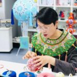 杨宁在工作室制作绣球。狄权摄