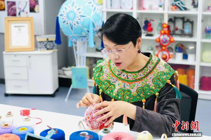 杨宁在工作室制作绣球。狄权摄