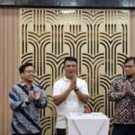Plt Kepala Dinas Lingkungan Hidup (DLH) Kota Surabaya M. Fikser (tengah) menghadiri peluncuran Program "Partnership for Preventing the Riverine Plastic Pollution" di Surabaya. (Foto : Lukman Hakim).