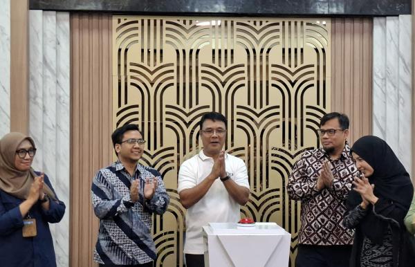 Plt Kepala Dinas Lingkungan Hidup (DLH) Kota Surabaya M. Fikser (tengah) menghadiri peluncuran Program "Partnership for Preventing the Riverine Plastic Pollution" di Surabaya. (Foto : Lukman Hakim).