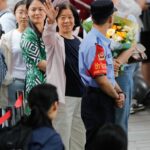 重庆一中考点，当天第二场考试结束后，家长向走出考场的考生挥手。