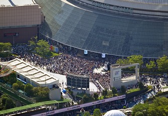 Fans gather at Tokyo Dome for Arashi's final concert in Tokyo's Bunkyo Ward on May 31, 2026, as seen from a Mainichi Shimbun helicopter. (Mainichi/Natsuki Nishi)