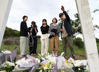 Professor Kanebumi Kanbe of the University of Nagasaki, far right, explains the situation at the time of the disaster to students, in Shimabara, Nagasaki Prefecture, on June 3, 2026. (Mainichi/Minoru Kanazawa)