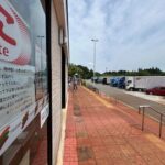 Large trucks are parked outside a 7-Eleven convenience store at the Ozumi Parking Area on the Hokuriku Expressway in Nagaoka, Niigata Prefecture, on May 27, 2026. A sign on the left invites people to come inside and cool off. (Mainichi/Nami Hamada)