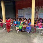 তালা ঝুলছে জামালদহ সংঘ সমবায়ের কার্যালয়ে। সদস্যরা বাইরে অপেক্ষায়।