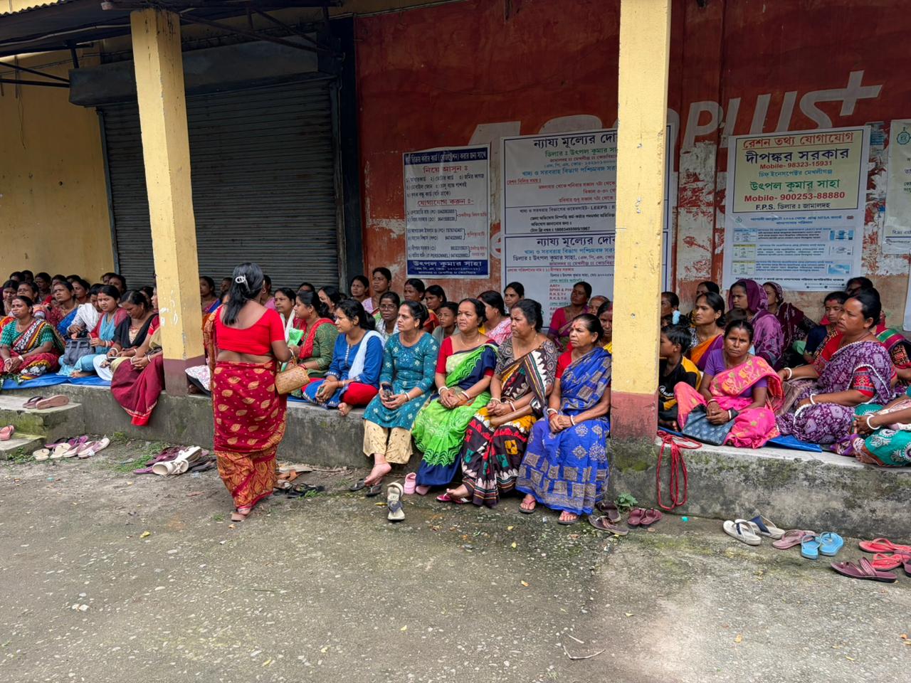 তালা ঝুলছে জামালদহ সংঘ সমবায়ের কার্যালয়ে। সদস্যরা বাইরে অপেক্ষায়।