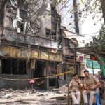 मालवीय नगर के होटल फ्लोरिश स्टे के बाहर हादसे के बाद तैनात पुलिसकर्मी. (Photo: PTI)