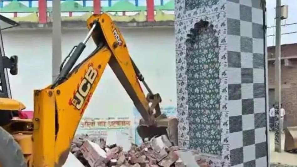 संभल में अवैध मजार ध्वस्त (Photo- Screengrab)