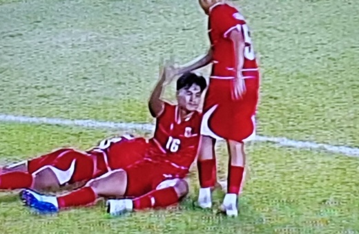 Indonesia U-19 sukses menundukkan Vietnam 2-1 dalam laga sengit. Gol Reno Salampessy dan penalti Evandra menjadi penentu kemenangan Garuda Muda. Foto iNewsSurabaya.id/tangkap layar