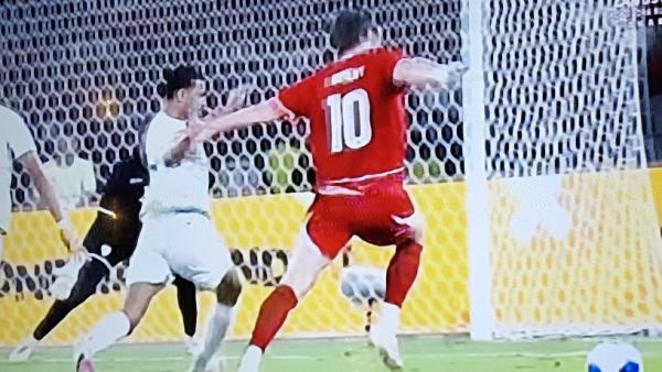 Timnas Indonesia unggul 2-0 atas Oman pada babak pertama. Justin dan Ole Romeny mencetak gol , sementara Emil Audero menggagalkan penalti krusial. Foto iNewsSurabaya.id/tangkap layar