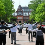 道庁赤れんが庁舎が見えるロケーションで体を動かす参加者