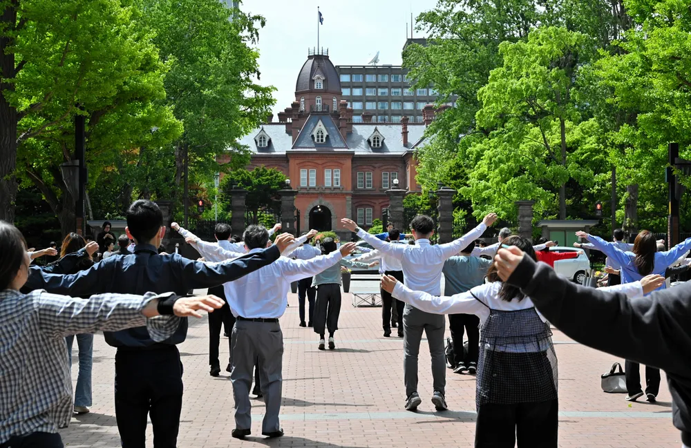 During lunch break, everyone does radio exercises at Sapporo Kita 3-jo Plaza until September.