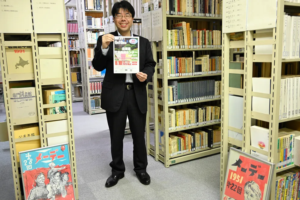 「北海道労働資料センターの日」をアピールする道雇用労政課の担当者