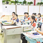 六月四日，冯铃给学生上高中最后一节英语课。记者 张质 摄视觉重庆