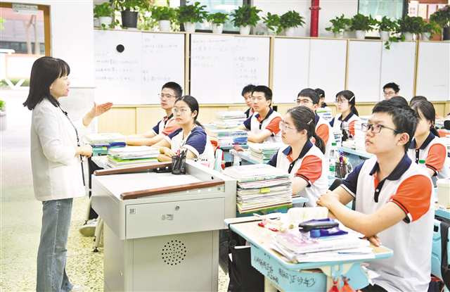 六月四日，冯铃给学生上高中最后一节英语课。记者 张质 摄视觉重庆