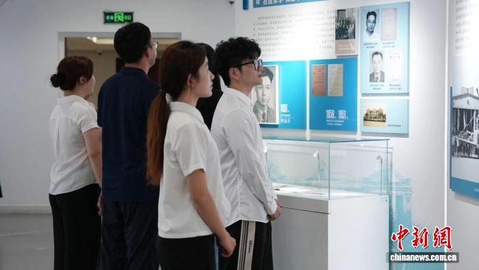 上海交大师生自发开展追思活动，深切缅怀顾诵芬学长。 上海交通大学供图