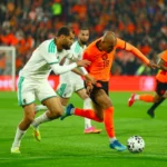 Hà Lan (phải) để thua Algeria 0-1 - Ảnh: REUTERS