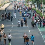 Antusiasme warga terlihat tinggi saat pelaksanaan car free day (CFD) perdana di Jalan HR Rasuna Said, Jakarta Selatan, Minggu (10/5/2026). (Muhammad Firman Maulana/detikcom)