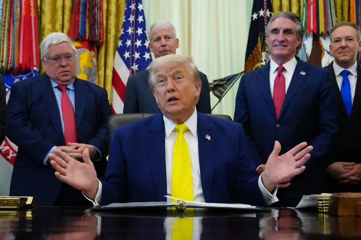 Tổng thống Mỹ Donald Trump phát biểu tại Phòng Bầu Dục ngày 4-6 - Ảnh: AP