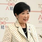報道陣の取材に応じる小池百合子東京都知事=2026年6月3日、都庁、浅沼愛撮影