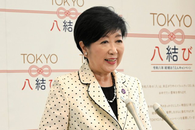 報道陣の取材に応じる小池百合子東京都知事=2026年6月3日、都庁、浅沼愛撮影