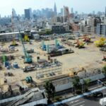 高さ約180メートルの高層ビルなどが建設される再開発エリア。青山通りに面した一帯が工事用のフェンスで囲われ、重機がせわしなく動いていた=2026年6月1日、東京都港区北青山3丁目、初見翔撮影
