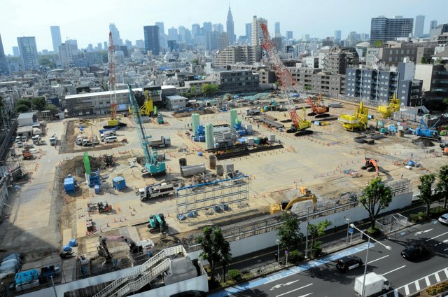 高さ約180メートルの高層ビルなどが建設される再開発エリア。青山通りに面した一帯が工事用のフェンスで囲われ、重機がせわしなく動いていた=2026年6月1日、東京都港区北青山3丁目、初見翔撮影
