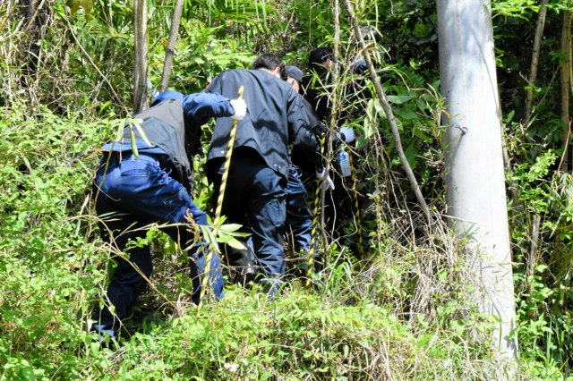 ＩＴ関連会社代表が逮捕された死体遺棄事件で、遺体を捜索する警視庁捜査員ら=2026年4月18日午後1時28分、神奈川県相模原市、平川仁撮影