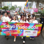 「Tokyo Pride 2026」のパレードで、虹色の旗などを掲げて行進する人たち=2026年6月7日午後0時36分、東京都渋谷区、藤原伸雄撮影
