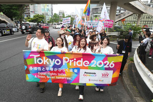 「Tokyo Pride 2026」のパレードで、虹色の旗などを掲げて行進する人たち=2026年6月7日午後0時36分、東京都渋谷区、藤原伸雄撮影