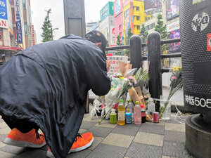 秋葉原無差別殺傷事件から18年となる8日、現場で花を手向け、手を合わせる秋山茂さん=2026年6月8日午前10時22分、東京都千代田区外神田4丁目、堅島敢太郎撮影