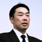 会見で謝罪する巨人の阿部慎之助・前監督=5月26日、東京都内