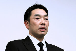 会見で謝罪する巨人の阿部慎之助・前監督=5月26日、東京都内