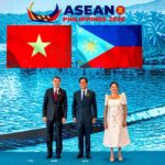 Thủ tướng Lê Minh Hưng (trái) chụp ảnh lưu niệm cùng Tổng thống Philippines Ferdinand Marcos Jr. và Phu nhân Liza Araneta Marcos trong lễ đón tiếp tại Hội nghị thượng đỉnh ASEAN lần thứ 48 ở Cebu, miền Trung Philippines, vào ngày 8-5-2026 - Ảnh: AFP
