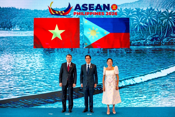 Thủ tướng Lê Minh Hưng (trái) chụp ảnh lưu niệm cùng Tổng thống Philippines Ferdinand Marcos Jr. và Phu nhân Liza Araneta Marcos trong lễ đón tiếp tại Hội nghị thượng đỉnh ASEAN lần thứ 48 ở Cebu, miền Trung Philippines, vào ngày 8-5-2026 - Ảnh: AFP