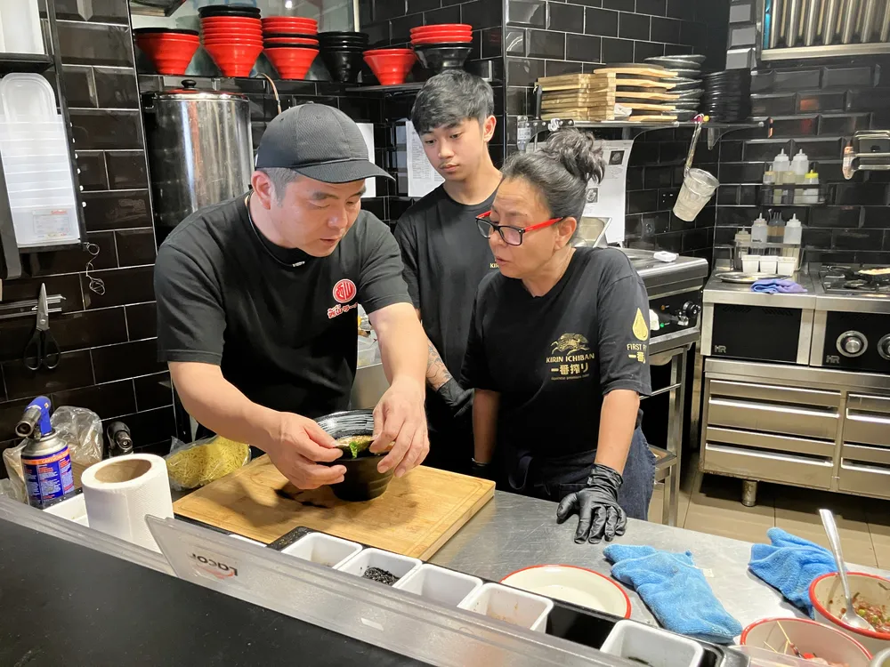 スペインの店に出張し、ラーメン作りを教える西山製麺の社員（左端）＝4月（同社提供）