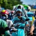 Hà Nội khuyến khích tài xế xe ôm công nghệ dùng xe máy xăng chuyển sang dùng xe điện - Ảnh: NAM TRẦN
