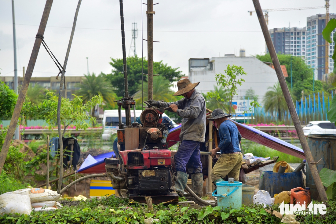 Đơn vị thi công đang khẩn trương khoan khảo sát địa chất trên đường Song Hành, phường Bình Trưng, TP.HCM phục vụ việc làm tuyến metro Thủ Thiêm - Long Thành - Ảnh: TRÍ ĐỨC