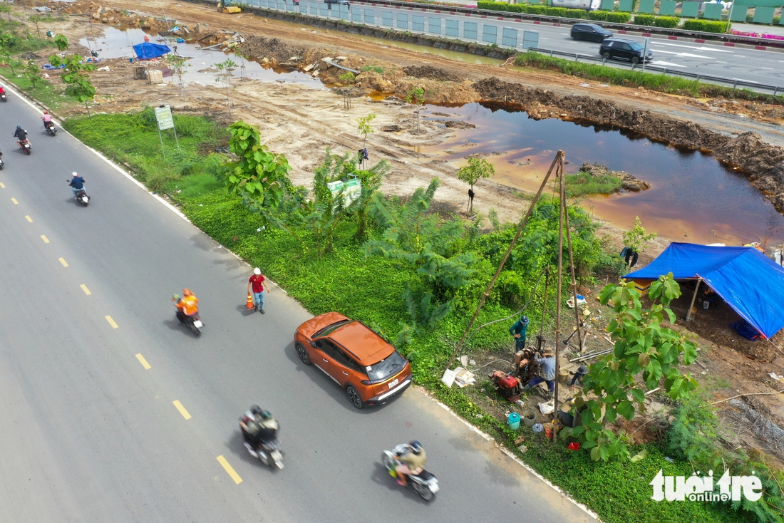 Close-up of geological drilling 70-80m deep for the Thu Thiem - Long Thanh metro - Image 2.
